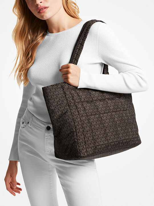 حقيبة يد ليلى من البوليستر المعاد تدويرها مبطن michael kors حقيبة يد ليلى من البوليستر المعاد تدويرها مبطن