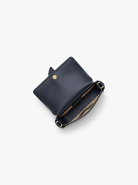 حقيبة كروس من جلد سافيانو صغيرة جدًا من غرينتش michael kors حقيبة كروس من جلد سافيانو صغيرة جدًا من غرينتش