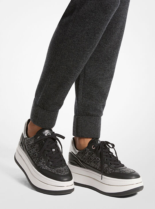 حذاء هايز الرياضي من الجلد ومزين بشعار الماركة michael kors حذاء هايز الرياضي من الجلد ومزين بشعار الماركة