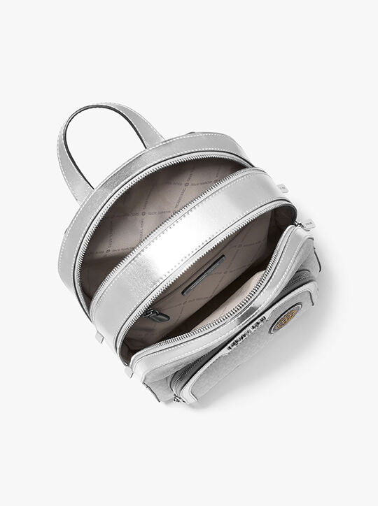 حقيبة ظهر جايسي متوسطة الحجم مزينة بشعار الماركة michael kors حقيبة ظهر جايسي متوسطة الحجم مزينة بشعار الماركة