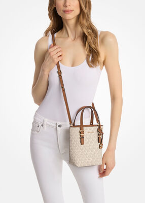 michael kors حقيبة كوين صغيرة جدًا قابلة للتحويل مصنوعة من الجلد ومزينة بشعار الماركة