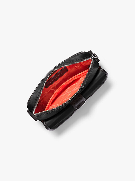 michael kors حقيبة كروس بودي بروكلين المصنوعة من النايلون المعاد تدويره