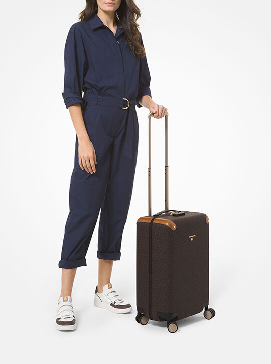 حقيبة سفر بشعار الماركة michael kors حقيبة سفر بشعار الماركة