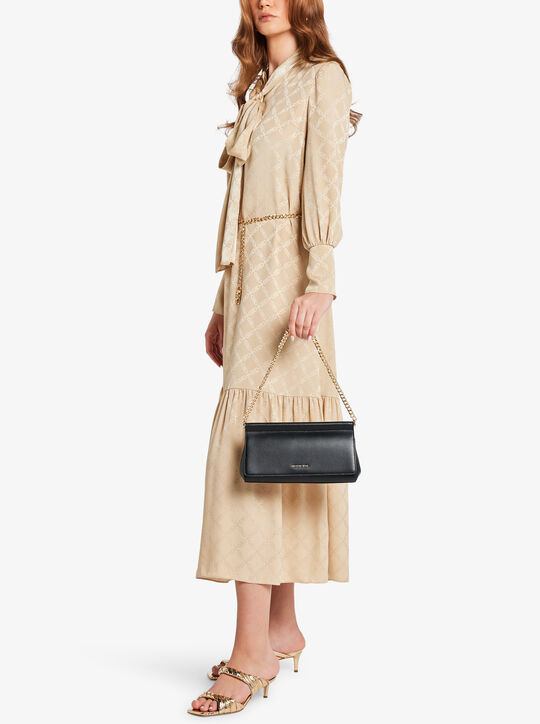 حقيبة كارمين متوسطة الحجم من الجلد المحبب michael kors حقيبة كارمين متوسطة الحجم من الجلد المحبب