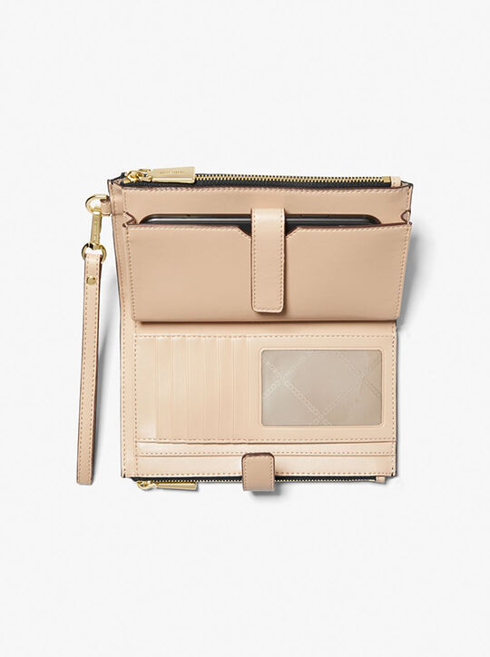 michael kors محفظة هاتف ذكي  جيت سيت معدنية كبيرة الحجم منقوشة بشعار الماركة