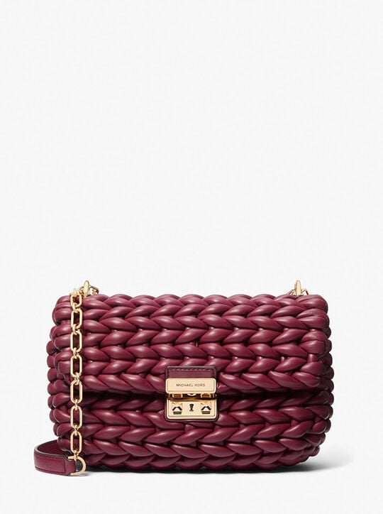 حقيبة كتف تريبيكا كبيرة من الجلد المضفر يدويًا michael kors حقيبة كتف تريبيكا كبيرة من الجلد المضفر يدويًا