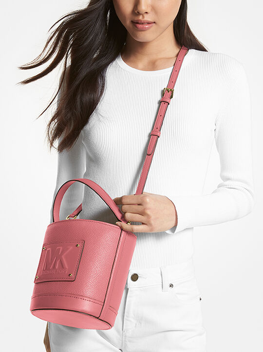 حقيبة كيمبر متوسطة الحجم من الجلد المحبب michael kors حقيبة كيمبر متوسطة الحجم من الجلد المحبب