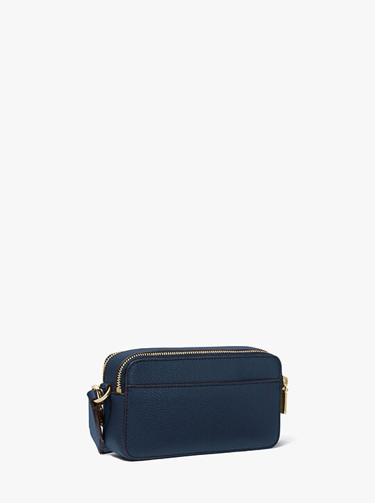 حقيبة كاميرا صغيرة من الجلد المحبب بسحاب مزدوج من جيت سيت michael kors حقيبة كاميرا صغيرة من الجلد المحبب بسحاب مزدوج من جيت سيت