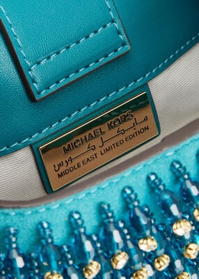 michael kors حقيبة دلو روزي من الساتان مزينة بتفاصيل دقيقة، إصدار محدود، صغيرة جدًا