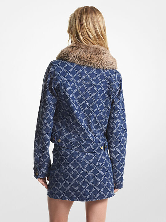 جاكيت إمباير تقليم من الفرو الصناعي بشعار الماركة من قماش الجاكار michael kors جاكيت إمباير تقليم من الفرو الصناعي بشعار الماركة من قماش الجاكار