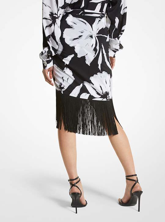 تنورة من قماش كريب دي شين الحريري مزين بالزهور michael kors تنورة من قماش كريب دي شين الحريري مزين بالزهور