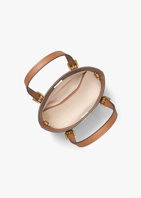 michael kors حقيبة كوين صغيرة جدًا قابلة للتحويل مصنوعة من الجلد ومزينة بشعار الماركة